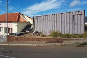 Der Container in direkter Nähe der Straße!